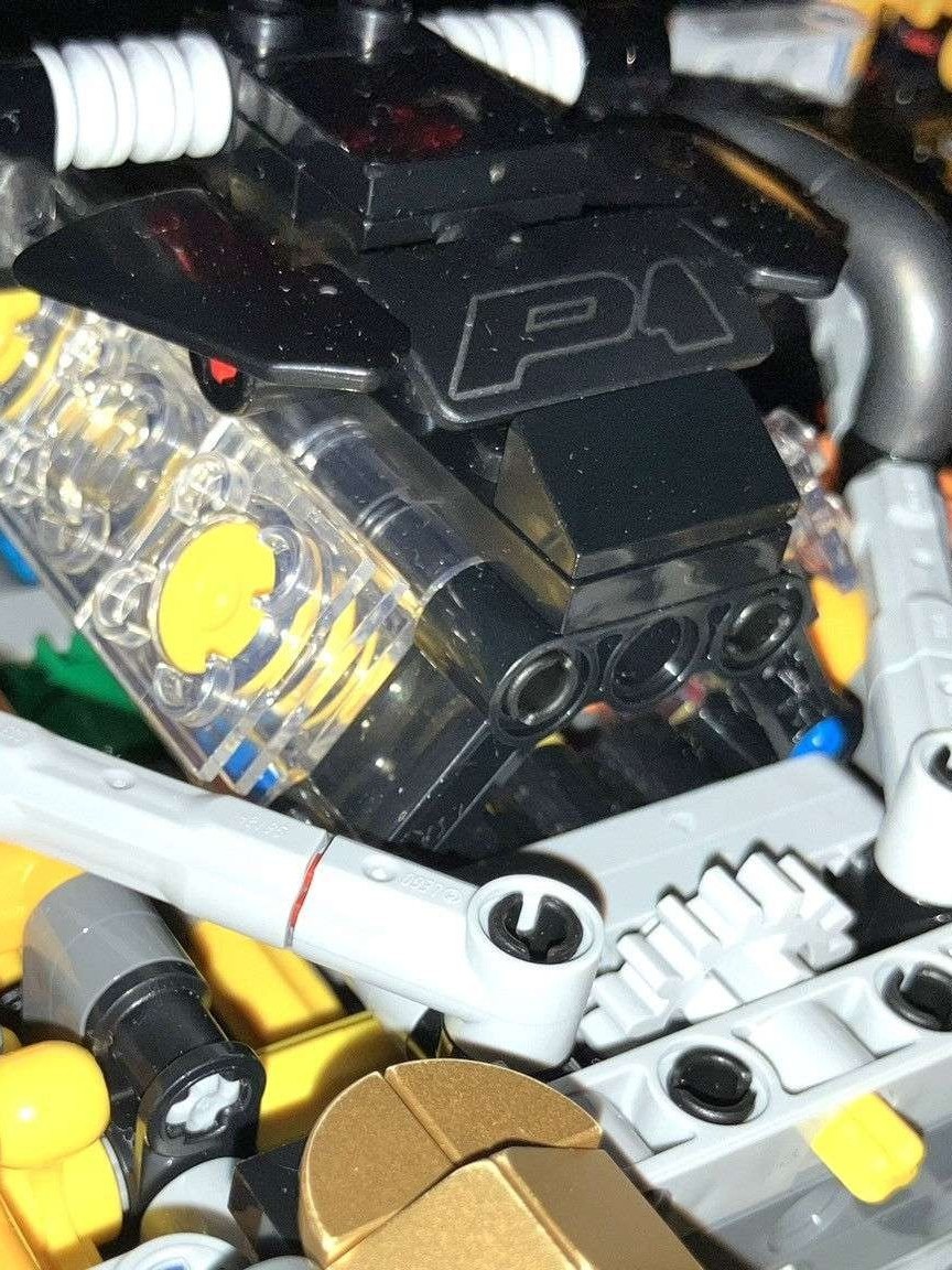 V8 Engine with moving pistons in Lego Technic McLaren P1